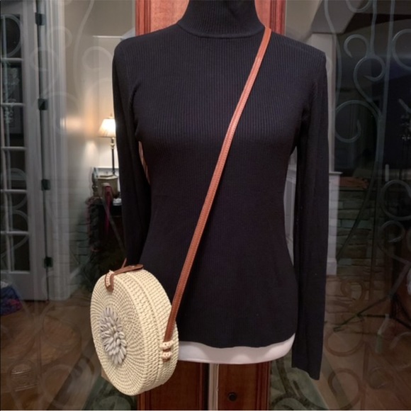Hand Woven Shell Crossbody - Picture 10 of 10